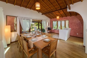 Vila superluxo, 3 quartos, para não fumantes, piscina particular | Sala de estar | TV LED