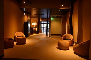 Lobby sitting area - Hatago Kintoen (Hakone)