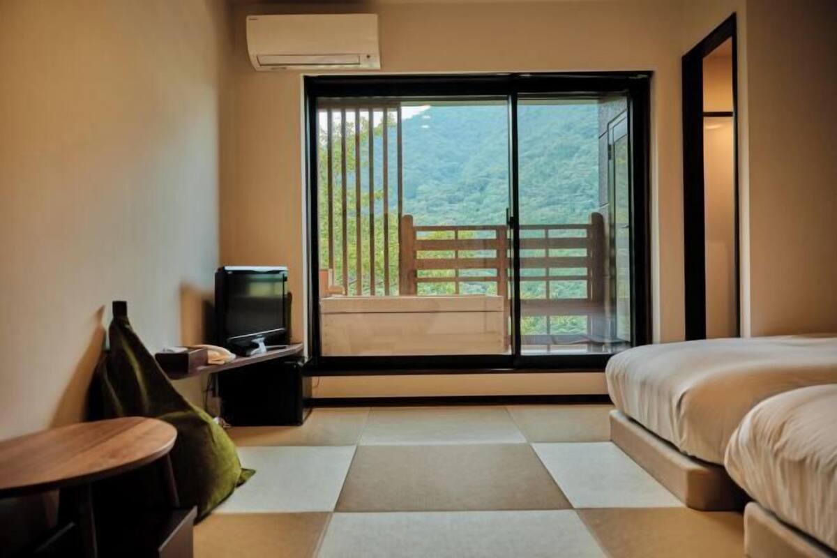 In-room safe, WiFi (free)