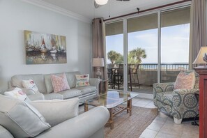 テレビ、DVD プレーヤー