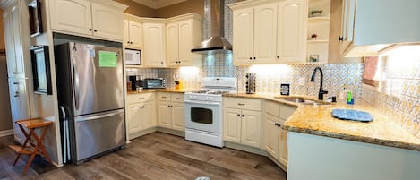 Refrigerador, microondas, horno, placa de cocina