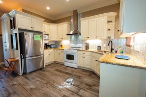 Fridge, microwave, oven, stovetop - Charm & Style in Downtown Little Rock (Little Rock)