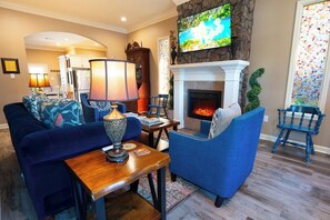 TV, fireplace, video games, books - Charm & Style in Downtown Little Rock (Little Rock)