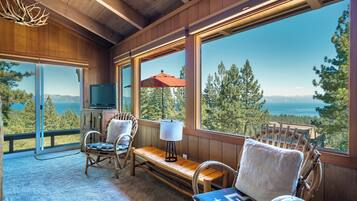 Smart-tv, een open haard, een dvd-speler en boeken