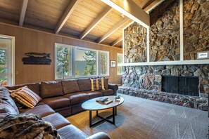 Een smart-tv, een open haard, een dvd-speler en boeken