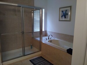 Ensemble douche/baignoire, baignoire à jets, sèche-cheveux