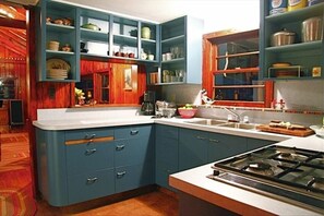 Réfrigérateur, four à micro-ondes, un four, surface de cuisson