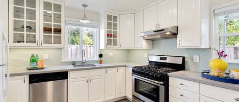 Coffee/tea maker, fridge, microwave, oven