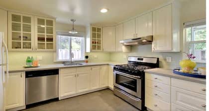 Large Cottage Near SF, Beach, Airport w/Backyard