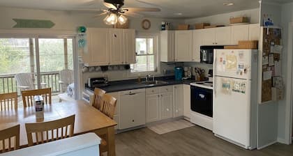 Clean & Cozy Beach Cottage Close to the Beach