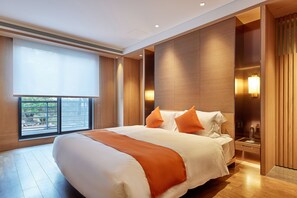 Kamar Double Mewah | Seprai premium, selimut bulu angsa, minibar gratis, dan brankas