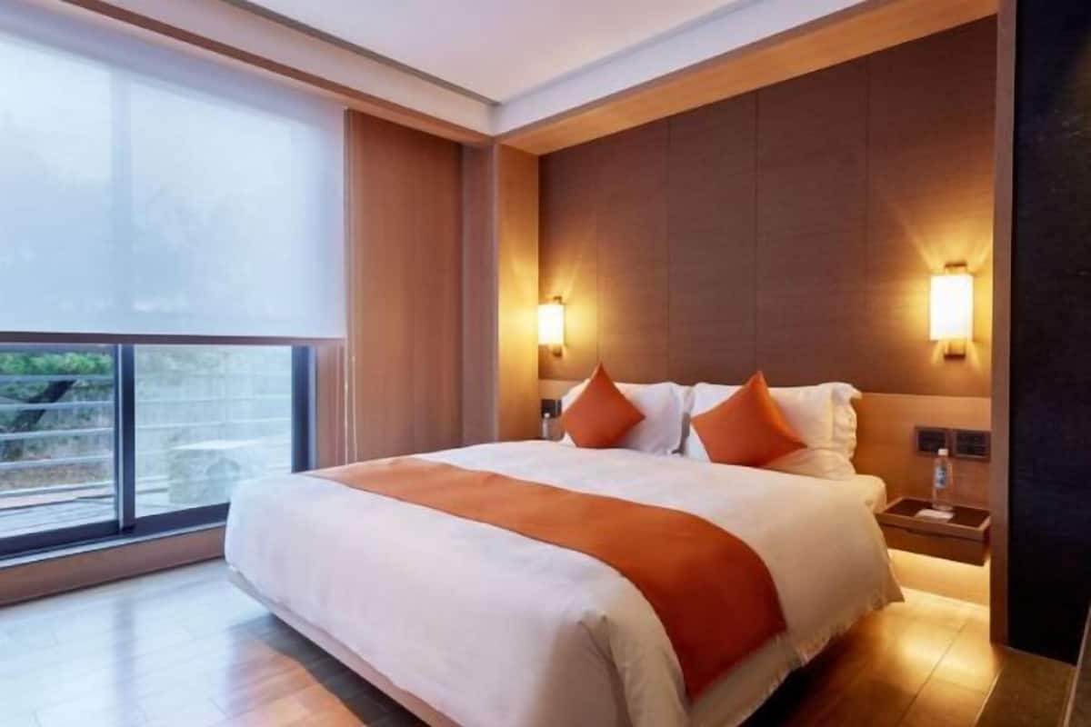 Bộ đồ giường cao cấp, chăn bông, minibar với thức uống miễn phí