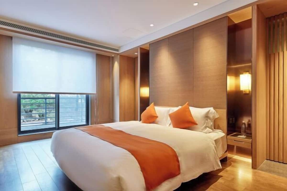 Bộ đồ giường cao cấp, chăn bông, minibar với thức uống miễn phí