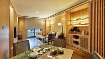 Exclusive-Doppelzimmer, Balkon | Wohnbereich | 58-Zoll-LCD-Fernseher mit Kabelempfang, Fernseher, Bücher