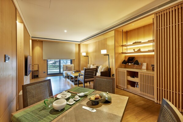 Habitación exclusiva doble, balcón | Zona de estar | Televisión LCD de 58 pulgadas con canales por cable, una televisión