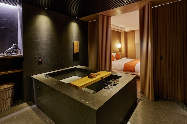 Separate tub and shower, spring water tub, hydromassage showerhead