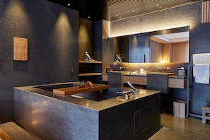 Separate tub and shower, spring water tub, hydromassage showerhead - Apex Villa   (Dongshan)