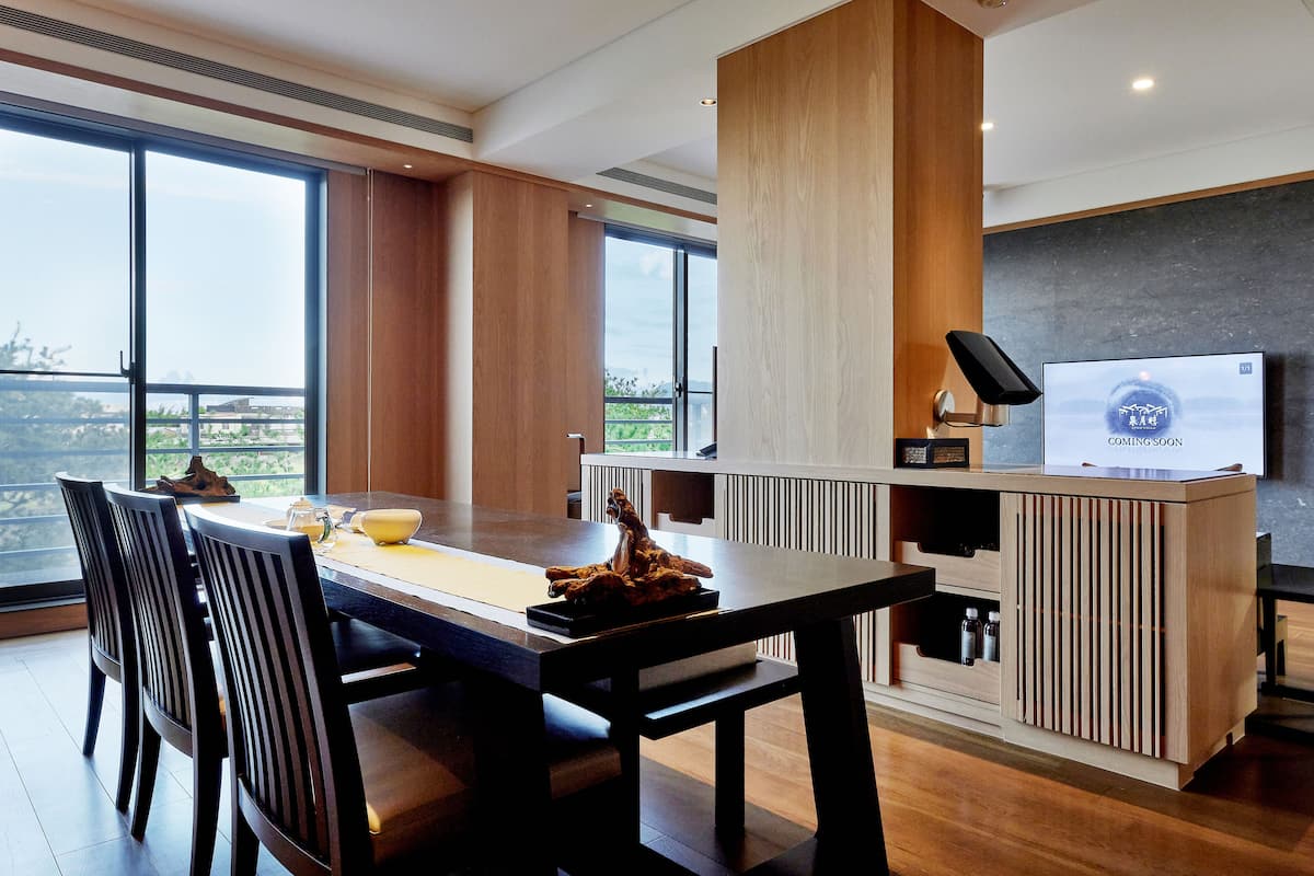 Luxury Double Room, Balcony | In-room dining