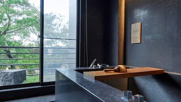 Luxury-Doppelzimmer, Balkon | Badezimmer | Badewanne und Dusche (separat), Quellwasserbad, Hydromassagedusche
