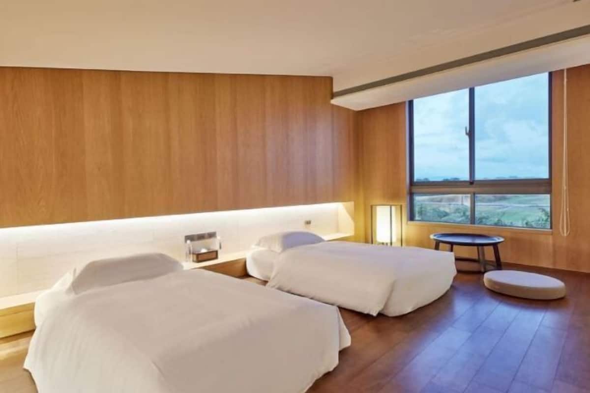 Bộ đồ giường cao cấp, chăn bông, minibar với thức uống miễn phí