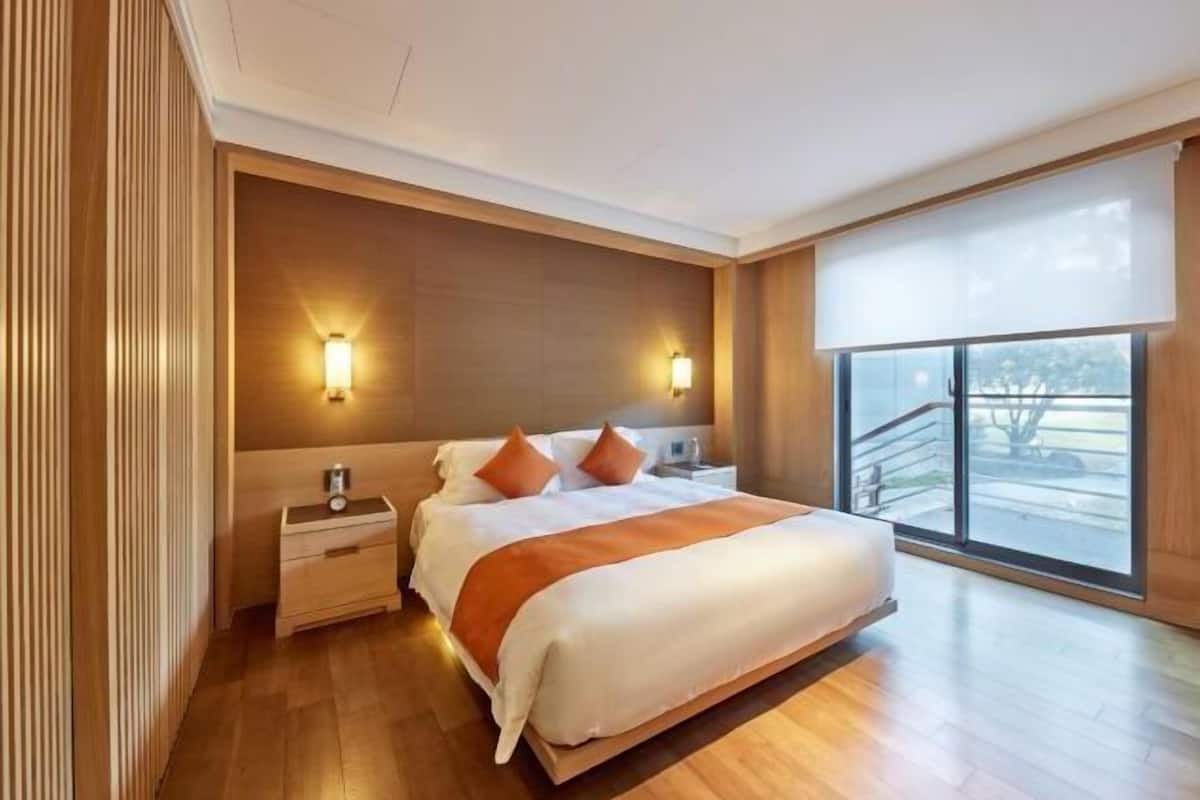 Premium bedding, down duvets, free minibar, in-room safe