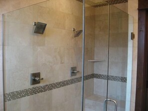 Ducha y bañera combinadas, secador de pelo, toallas y papel higiénico