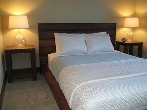 3 bedrooms, iron/ironing board, WiFi, bed sheets - Luxury Condo, Private Hot Tub, Perfectly Located (Frisco)