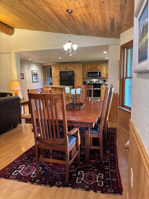 Dining - Quiet and Comfortable, 20 mins to GNP/pet friendly (Columbia Falls)
