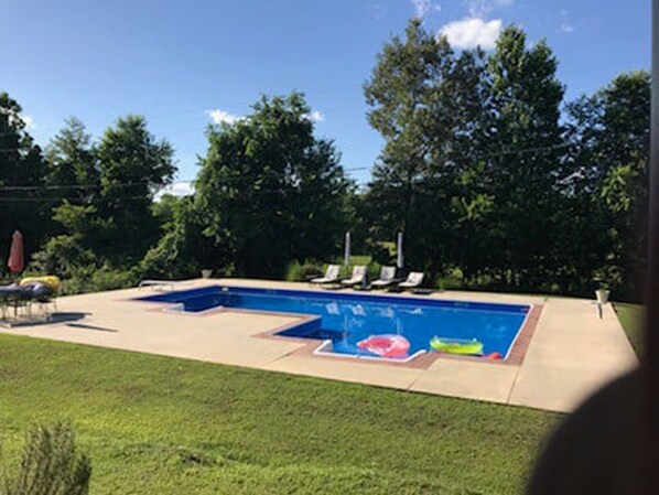 Outdoor pool - Private Pool House in Florence, AL (Florence)