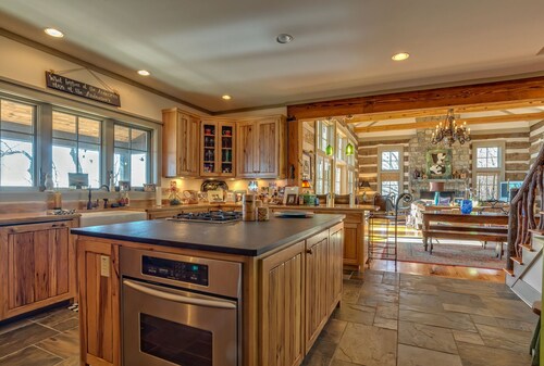 Hawk's View | Tryon Mountain Retreat with Hot Tub & Long-Range Views