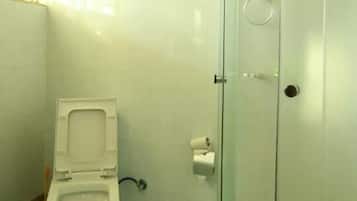 Regadera, amenidades de baño gratuitas, secadora de cabello, toallas