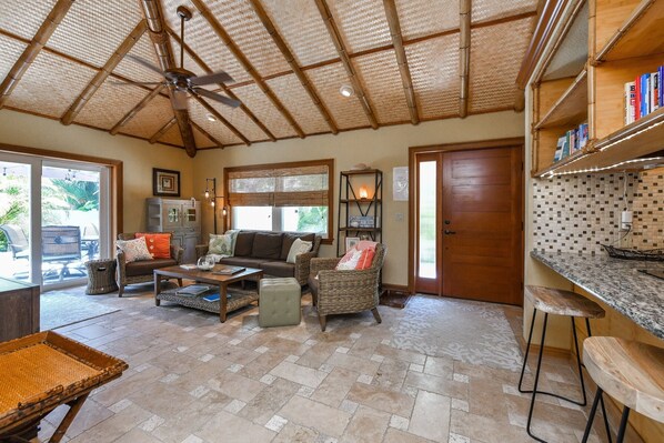 Älytelevisio, DVD-soitin, kirjoja, musiikkikirjasto