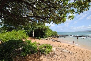 在海滩、沙滩椅、沙滩毛巾