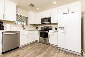 Refrigerador, microondas, horno y parrilla de estufa 