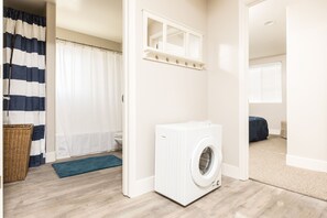 Secadora de cabello, toallas, shampoo, papel de baño 