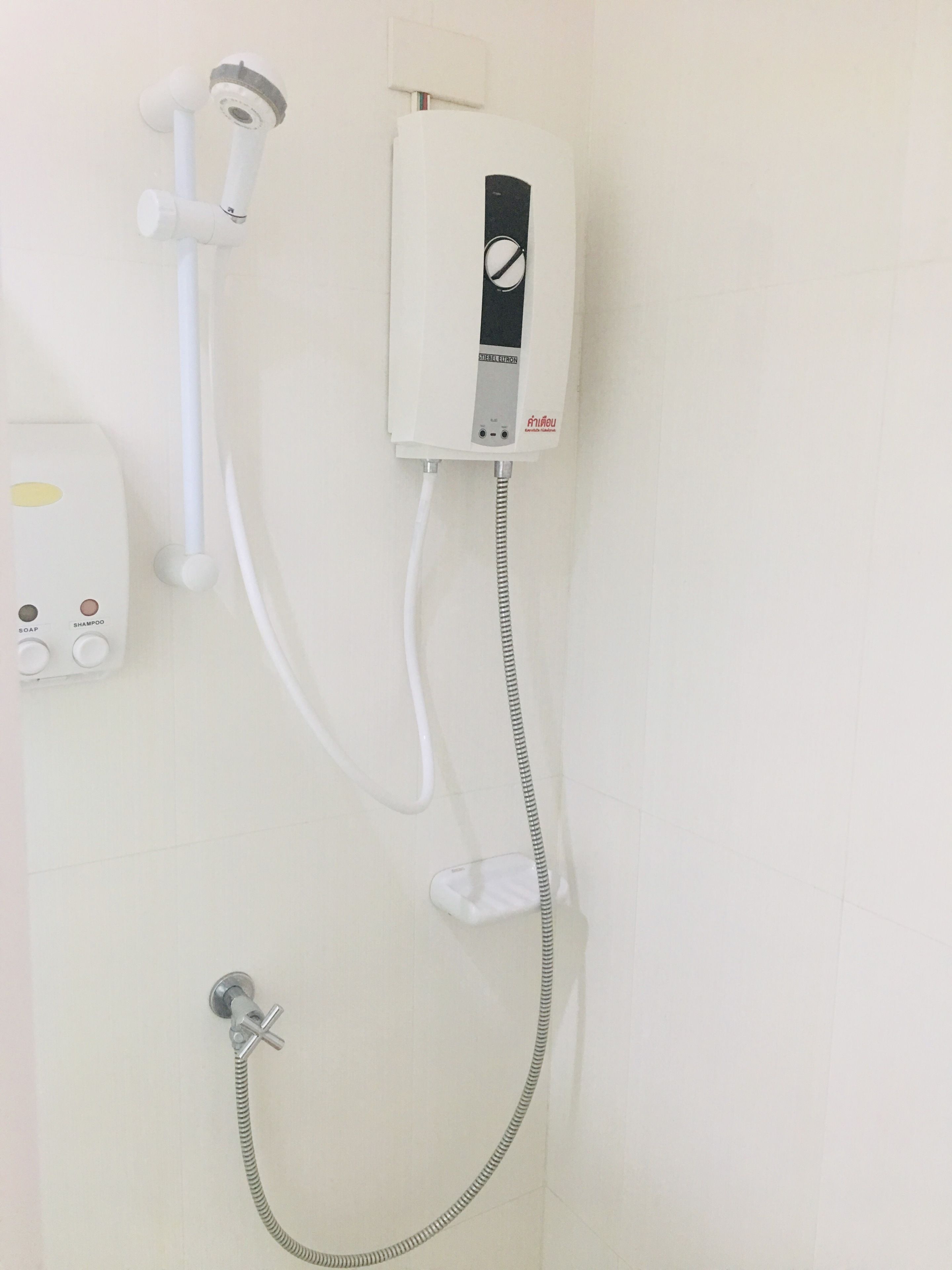 deluxe double room | bathroom | shower, free toiletries, towels