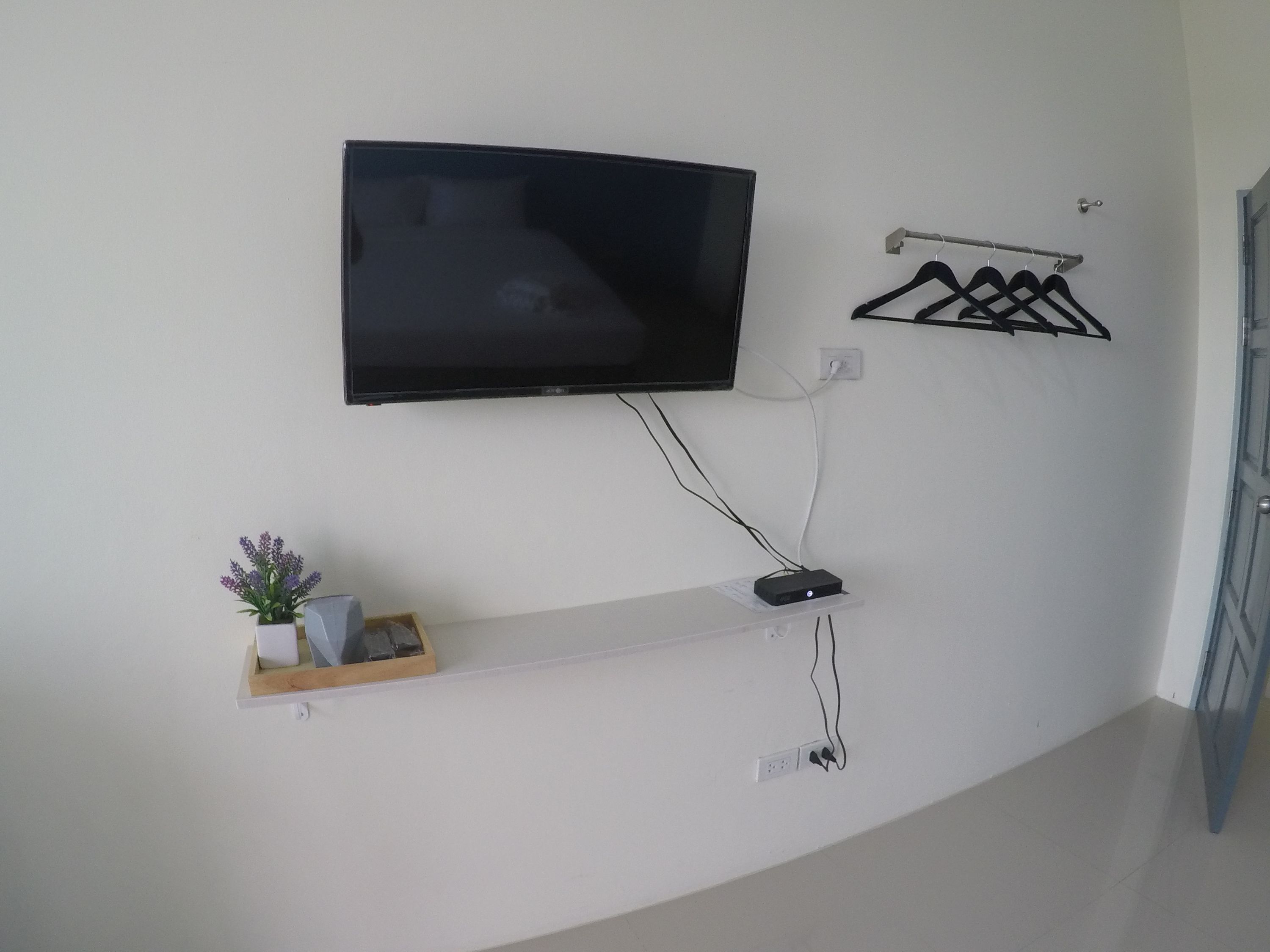 deluxe double room | television