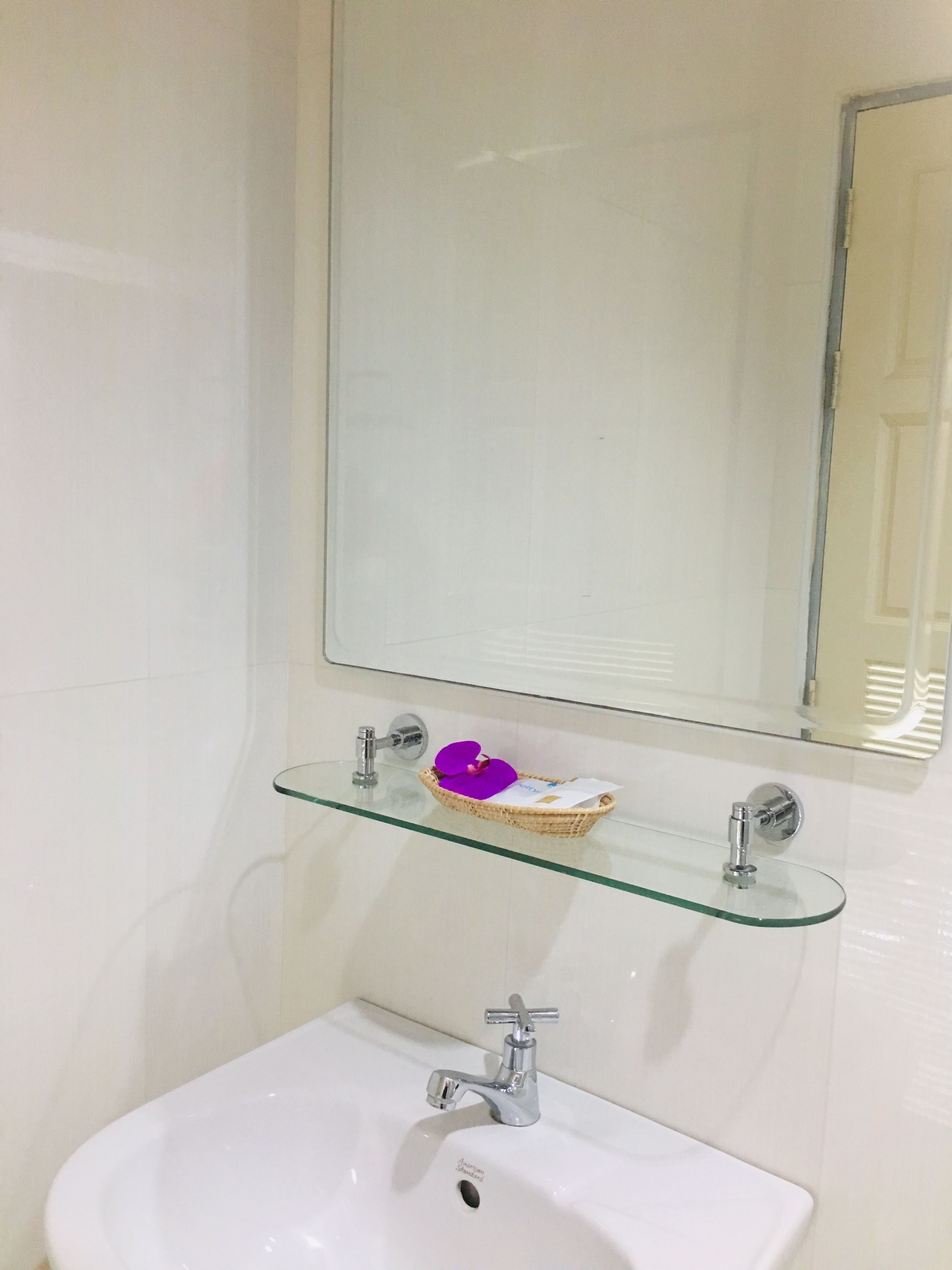 deluxe double room | bathroom | shower, free toiletries, towels