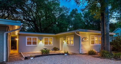 The Queen Suite - perfect Ocean Springs location only 1 block to Front Beach!