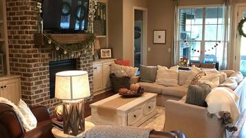 Una televisión, una chimenea, un reproductor de DVD