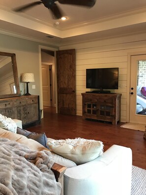 Televisio, takka, DVD-soitin, stereot