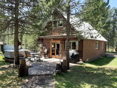 Park & Sled. Uncle Tom s Cabin, 5 beds, hot tub, 30 miles to Yellowstone.