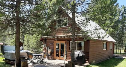 Park & Sled. Uncle Tom s Cabin, 5 beds, hot tub, 30 miles to Yellowstone.