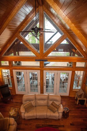 Smart-tv, een open haard, videospelletjes en een dvd-speler