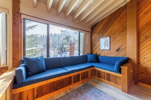 Smart TV, fireplace, video games, foosball - Walk to Ski Condo + Views, Fireplace, Jacuzzi 438 (Mammoth Lakes)