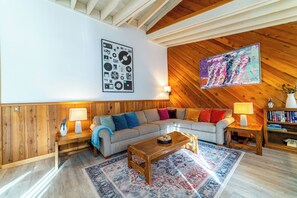 Smart-tv, een open haard, videospelletjes en tafelvoetbal