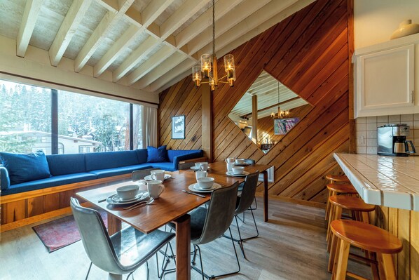 Dining - Walk to Ski Condo + Views, Fireplace, Jacuzzi 438 (Mammoth Lakes)