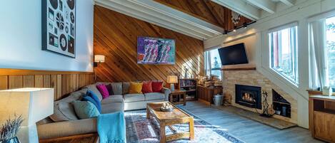 Smart TV, chimenea, videojuegos y futbolito