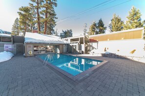 Een verwarmd zwembad