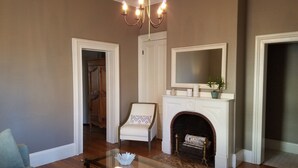 TV - Elegant, Sunny, 2 Bedroom Townhouse Apartment, in the Heart of Downtown Portland (Portland)